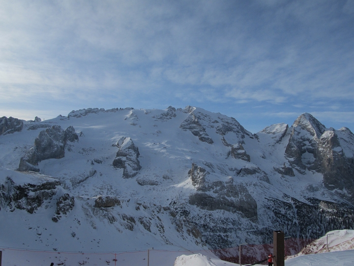 IMG_4642.JPG - Die Marmolada aus der Nähe. Von der Mittelstation des DMC Europe fährt man zu dem Gletscher (3343m) weiter.