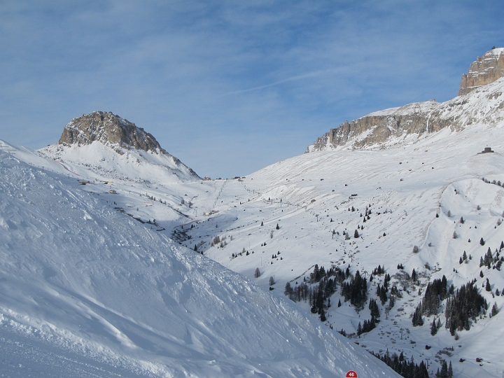 IMG_4643.JPG - Weiter geht es Richtung Paß Pordoi. Zu dem Sessellift in der Mitte (Lift 126, Fodom) muß ich.