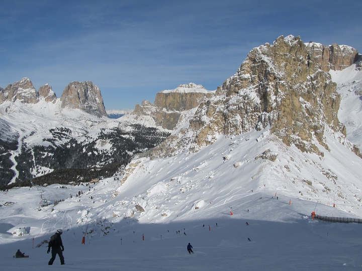 IMG_4648.JPG - Und runter. Rechts Sas Pordoi.