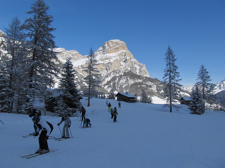 IMG_4664.JPG - Hier ist die Runde im Uhrzeigersinn vollendet. In der Bildmitte etwas versteckt hinter einem Baum der Startpunkt-- Bergstation Sodlislia.