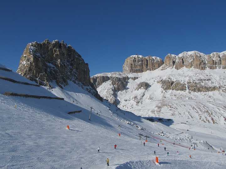 IMG_4702.JPG - ....die Abfahrt neben den Pass Pordoi...