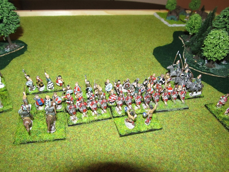 IMG_4894.JPG - Auf der anderen Seite greifen zuerst die Ritter die linke Flanke der Vandalen an, und die Klingen marschieren frontal auf die Stammeskrieger.