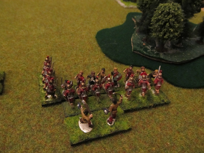 IMG_4907.JPG - Hier fällt die Entscheidung. Die Stammeskrieger haben keine Rückzugsmöglichkeit, und kämpfen 2 (wegen Flanke) zu 6.. hier hilft nur ein Wunder...