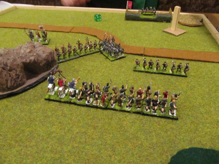 IMG_4949.JPG - Das gibt den GotenAuftrieb! Obwohl ein Ritter vernichtet wurde, formiert sich die gotische Linie neu- die römischen Hilfstruppen stehen einsam da...
