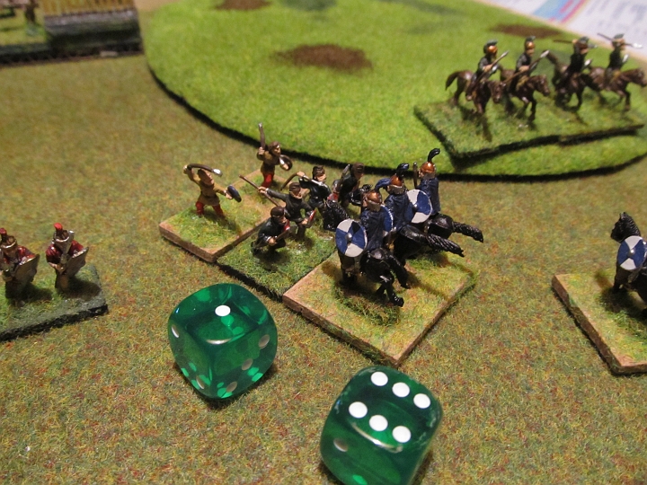 IMG_5080.JPG - Die Ritter besiegen die römischen Hilfstruppen, unterstützt von den Plänklern deutlich. Doppelverlust für Rom!