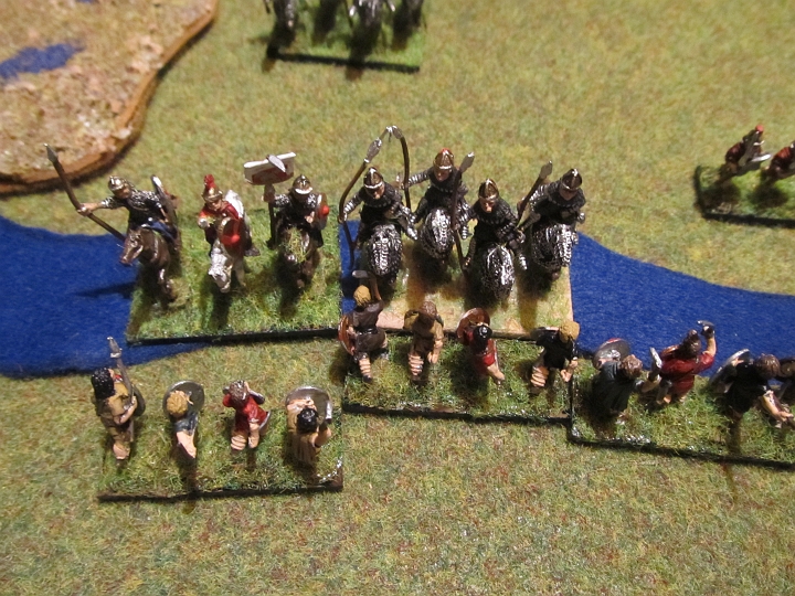 IMG_5097.JPG - Harte Kämpfe am Fluß. Die Stammeskrieger in der Mitte können nicht zurückprallen.... Viertes Element vernichtet 4:2 Sieg für Rom!