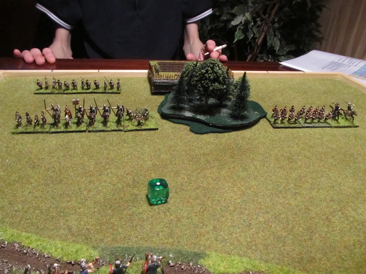 IMG_5101.JPG - Doch Rom steht.... 2 PIP für die Gruppe mit Art, 2 PIP für die Gruppe hinter dem Wald... Gewürfelt wurde eine Eins... also werden nur die Hilfstruppen gedreht.