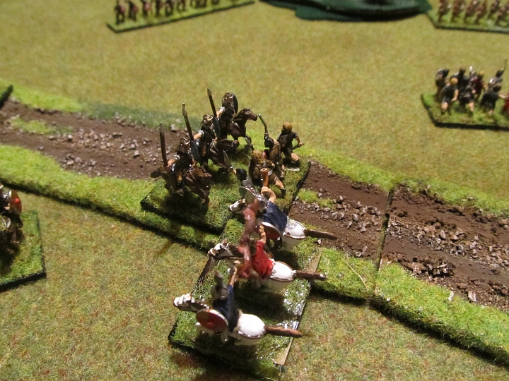 IMG_5126.JPG - Der Vandalengeneral zieht sich aus dem Kampf gegen den röm. General zurück, nachdem er einmal zurückgeprallt war, nicht verfolgt wurde, und unterstützt nun die Stammeskrieger....