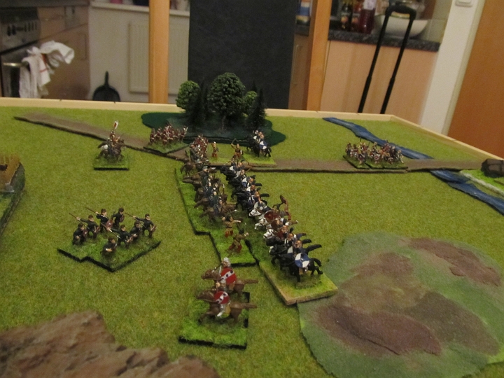 IMG_5155.JPG - Die Flanke der ostgotischen Ritter im Hintergrund läßt sich nicht darauf ein, und die LR an der anderen Flanke beginnt eine Umgehung.