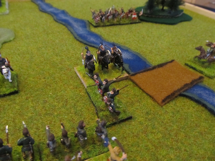 IMG_5182.JPG - Der Flankenschutz verzögert zumindest den Angriff, da der Ritter zunächst in der Seite der Hilfstruppen angreift....