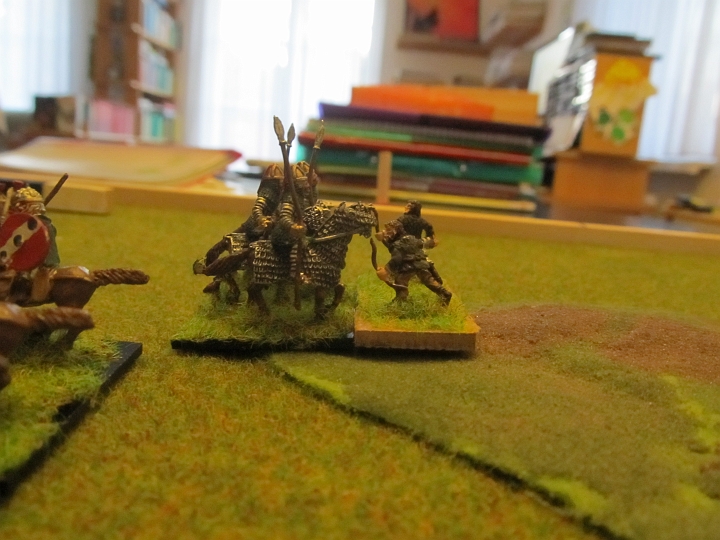 IMG_5187.JPG - Unterschiedliche Basenhöhen sind nicht geschickt im Hügelkampf. Dennoch bekommt der Plänkler den Hügelvorteil, da er mit dem Rücken zur Hügelkante steht.