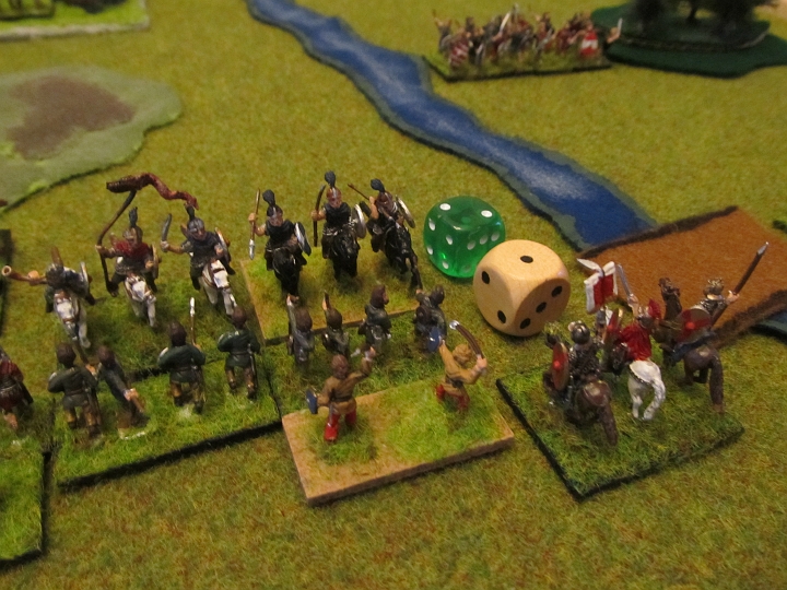 IMG_5194.JPG - Auf der anderen Flanke fallen die Hilfstruppen (3+2 gegen 3+1, mit QK durch Ritter gegen Hilfstruppen), und die unterstützenden Plänkler. 4:2 für die Goten.