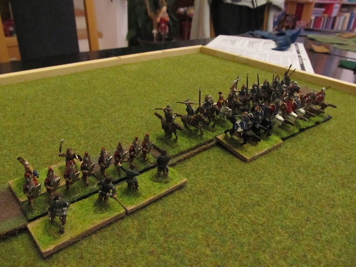 IMG_5199.JPG - ..folgt der Zusammenprall. Nachdem Plänkler von Klingen nicht vernichtet werden können, scheint das eine Angriffsoption zu sein. Auf der anderen Flanke gehen Ritter gegen Reiterei und LR gegen Ritter in Stellung. Die LR wird aber vernichtet..