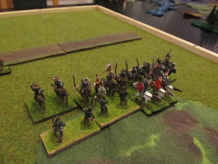IMG_5211.JPG - Erneut greifen die Römer an. Nun hat der Gote jedoch den Hügelvorteil sowohl bei den Plänklern als auch beim Element Alarichs.