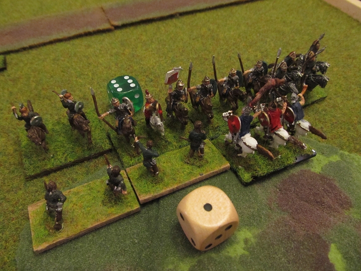 IMG_5213.JPG - Der Plänkler wird vernichtet...(2+1)+1 gegen (3+1-1)+6 ist zuwenig.. QK der Reiterei gegen Plänkler.