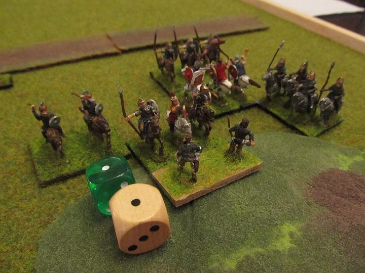 IMG_5218.JPG - Verzweifelt versuchen die Plänkler den römischen General Stilicho zu binden, unterliegen aber mit (2+1)+1 gegen (3+1)+1 durch QK. Rom siegt 4:0