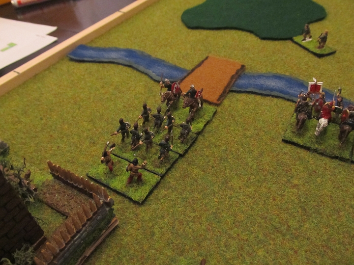IMG_5293.JPG - Die gotische Leichte Reiterei greift an. Die Hilfsttruppe kann nicht zurückprallen, und daher wird die hintere Hilfstruppe vernichtet. (wird zurückgedrängt, durchdringt Plänkler, wird aber am Leger zerstört)