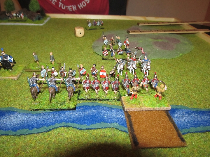 IMG_5304.JPG - Ein Hin und her. Die Römer werden nervös, denn sowohl der Ritter als auch die Stammeskrieger haben einen QK.