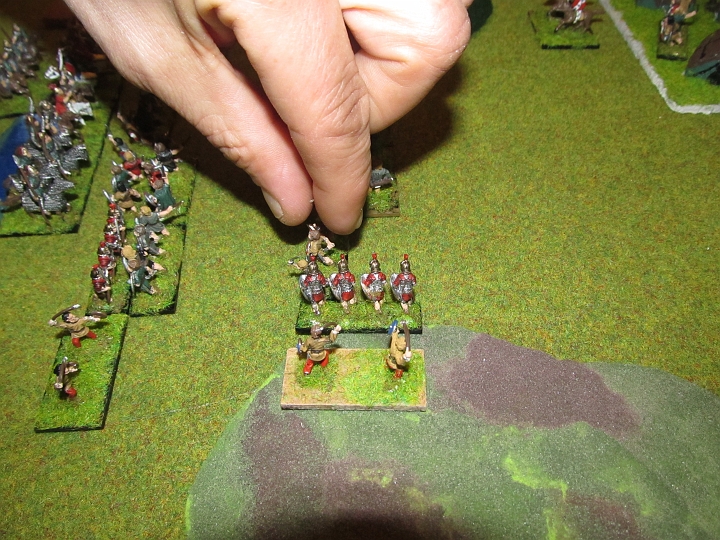 IMG_5326.JPG - Angriff in der Flanke. Die Stammeskrieger müssen drehen.