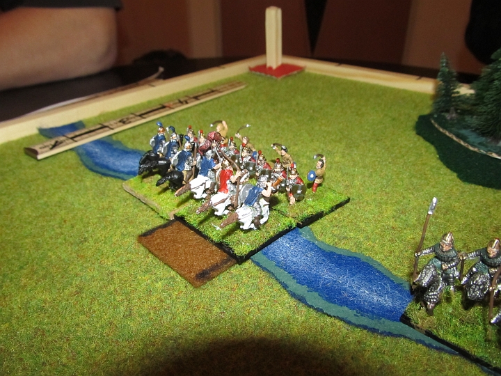 IMG_5340.JPG - Die gotischen Ritter setzen über den Fluß und greifen die Klingen an.