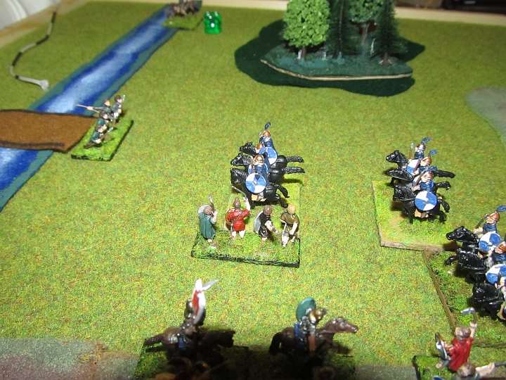 IMG_5384.JPG - ..und die Klingen samt Plänkler durch die Ritter mit Flankenunterstützung vernichtet wurden (hier nach dem Ungestümen vorreiten der Ritter)..