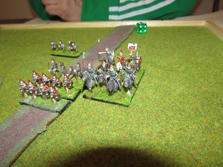 IMG_5456.JPG - Hinter den Klingen ein Bogenschützenelement.