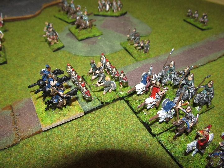 IMG_5464.JPG - Doch die Stammeskrieger ziehen seitlich hinein, die Klingen müssen sich drehen, die Stammeskrieger prallen in die linken Klingen und sind gemeinsam mit diesen vernichtet...