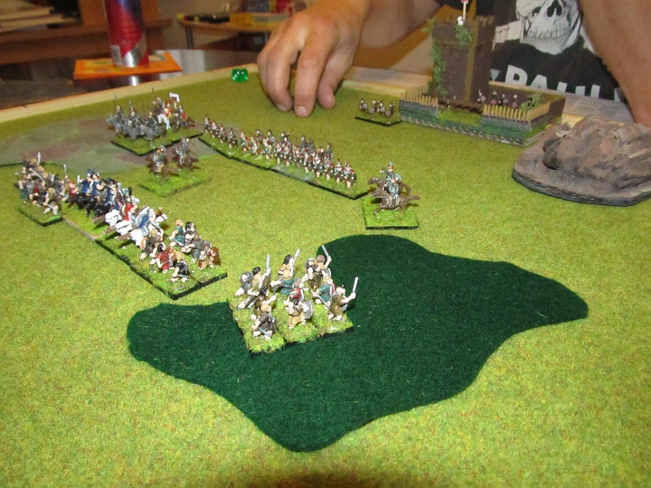 IMG_5475.JPG - Während die Stammeskrieger durch den Wald einen Sichelschnitt versuchen...