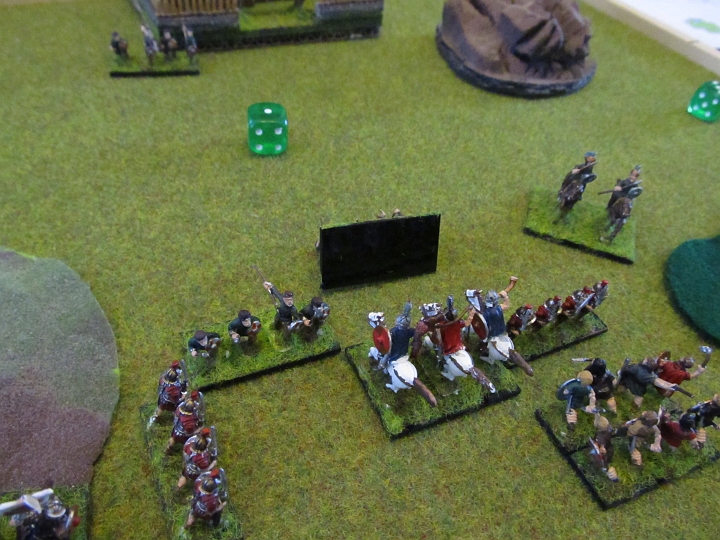 IMG_5490.JPG - Während die gotischen Ritter eingekesselt fallen, fallen auch die römischen Bögen gegen den gotischen General. 4:1 für die Goten.