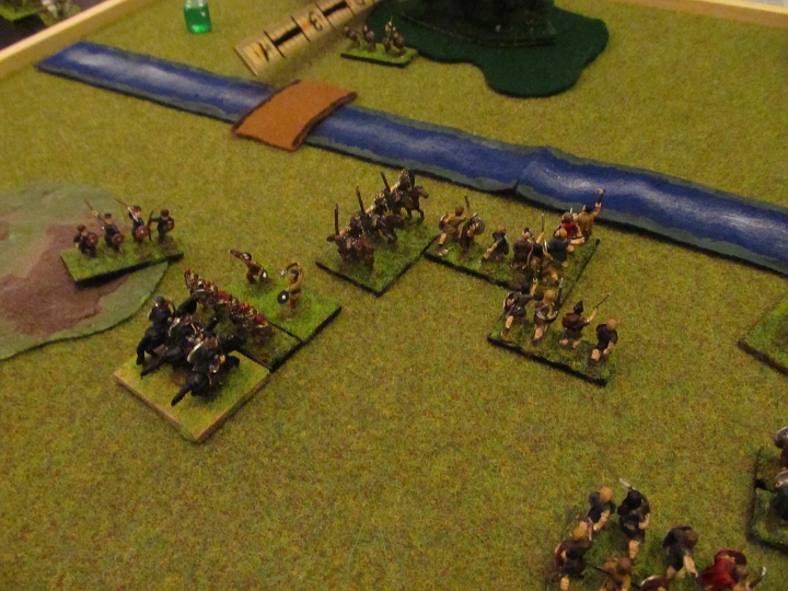 IMG_5507.JPG - Letztlich schlagen die Ritter die Klingen samt unterstützende Plänkler, während die Stammeskrieger sich drehend gegen die Reiterei erfolgreich verteidigt.
