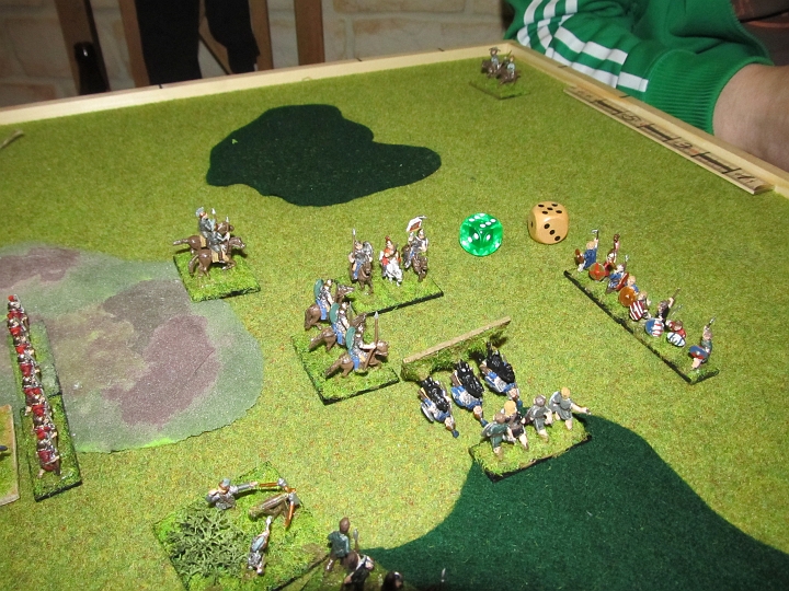 IMG_5537.JPG - ..werden sie von den römischen Reitern umzingelt und fallen. Da zuvor schon ein Stammeskriegerelement im Wald gefallen ist, gewinnt Westrom 4:1 gegen die Goten.