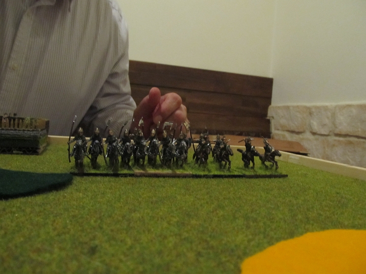 IMG_5555.JPG - ..einer voll gerüsteteten römischen Armee gegenüber. Allein 6 Berittene reiten auf dem linken römsichen Flügel...