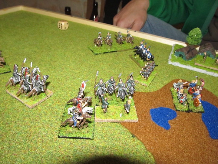 IMG_5564.JPG - Gegenangriff der Römer: Um die Sache klar zu machen, greift nun auch der römische General in das Geschehen ein. Im Hintergrund schützt ein gotischer Bogenschütze (! kommt nicht in den Listen vor) mittels ZoC die gotische BMW- Ritterfront.