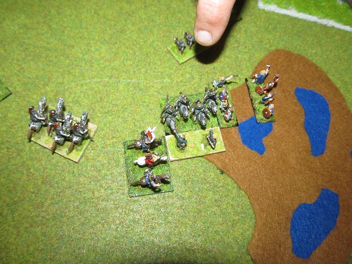 IMG_5567.JPG - Beim römischen Angriff passiert nichts, aber nun schließen die gotischen Stammeskrieger auf. Man beachte: Eigentlich wird es für den römischen General brenzlig, doch das merken zu diesem Zeitpuinkt weder Goten, noch Römer.