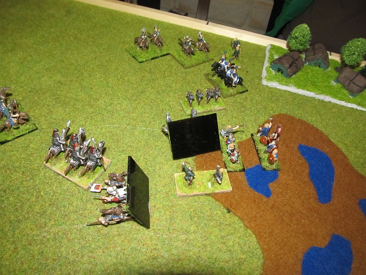 IMG_5568.JPG - Und es passiert das Unglaubliche! Die Ritter fallen! Aus 3 wird mit Mali 0 (-2 wegen schwerem sumpfigen Gelände und -1 wegen der Stammeskrieger in der Flanke). Das Zurückprallen ist nicht möglich, die Ritter sind vernichtet. Damit wird aber auch der General vernichtet, der keinen Platz zum Prallen hatte! 1:2. Die Goten gewinnen trotz massiver Unterzahl!