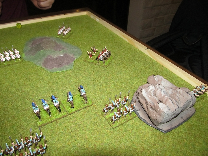 IMG_5602.JPG - ..während Athen nur schwach  mit Hilfstruppen hinter dem Gebirge verteidigt....