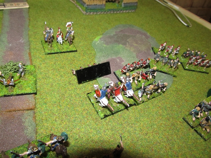 IMG_5710.JPG - Auf der Seite fällt die Hilfstruppe, im Zentrum die ersten Klingen.