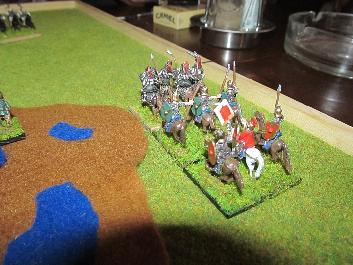 IMG_5738.JPG - Auf der rechten Flanke reitet die römische Kavallerie, angeführt von einer Rittereinhaiet los.