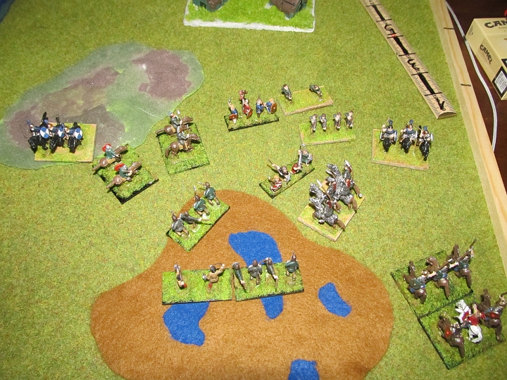 IMG_5743.JPG - ..die gotischen Leichten Reiter ZoCen die römischen, die ihrerseits den gotischen Stammeskriegergeneral blockiert.  Die Hilfstruppen im Sumpf können die LR nicht ZoCen, da deren ZoC von der eigenen LR blockiert wird. Die Ritter greifen die Stammeskrieger in der Mitte an und vernichten diese. Auf der linken Seite ist derweil eine römische LR gefallen.