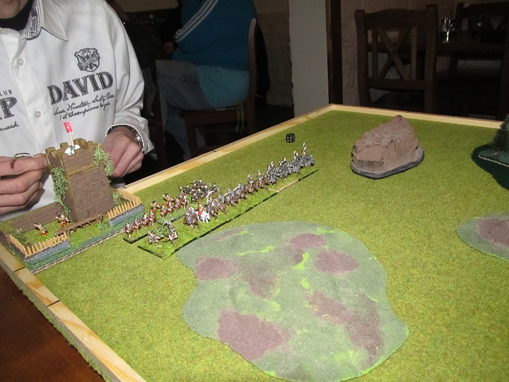 IMG_5753.JPG - Die römische Armee stellt sich beinahe in einer Linie auf.