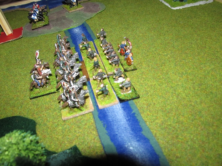 IMG_5917.JPG - Vorischtiges Beschnuppern am Fluß. (Eigentlich sollte es die Donau sein, die ins Meer fließt)