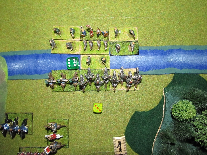 IMG_5922.JPG - In der Mitte haben sich die Plänkler kampflos zurückgezogen, auf der Brücke entbrennt ein Kampf zwischen Plänklern und rittern, wobei die Plänkler auf 0 gegen 3 würfeln, und ein 6:6 erreichen.