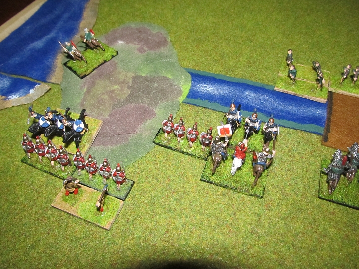 IMG_5927.JPG - Der rechte, aus dem ZoC entkommene Ritter, verschiebt, aber sowohl General als auch überlappende Klinge ziehen nach. Auf der rechten Seite gehen die Klingen heran, bleiben aber kurz vor dem Basenkontakt stehen, da die Ritter sonst einen Höhenvorteil haben.