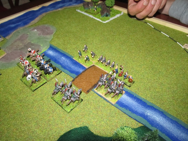 IMG_5928.JPG - In der Mitte bringen die Bogenschützen die Rittereinheiten zum Zurückprallen, und die LR der Goten kam deren Ritter am Fluß zu Hilfe.