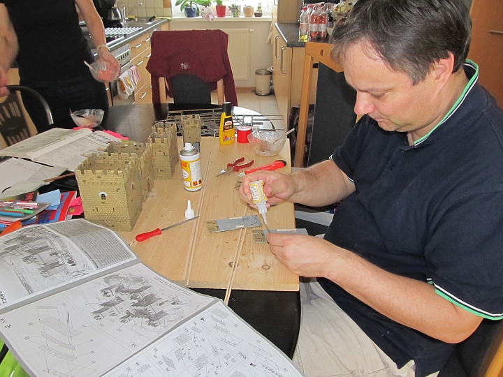 IMG_6134.JPG - ..und die anderen kleinen, die aus mehreren Teilen zusammengebastelt werden müssen, anstatt, dass man gleich den Formteil komplett gemacht hätte. Nun gut, man kann dadurch auch andere Zusammenbauten realisieren.