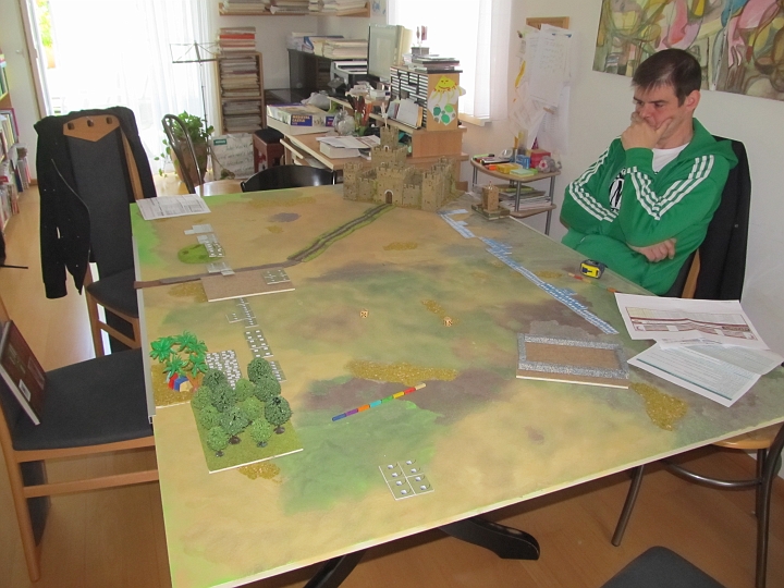 IMG_6165.JPG - Aufstellung. Wir spielen 600 Punkte Later Crusader (blaue Pappcounter, Jürgen gegen Ayyubiden grüne Pappcounter, Harry)