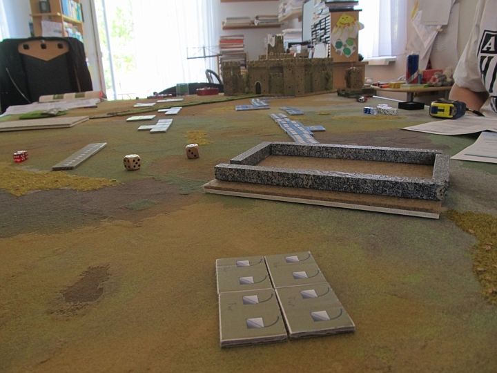 IMG_6174.JPG - Die Turkomanen machen einen "ewigen" Sichelschnitt zunächst um ein umzäuntes Feld.