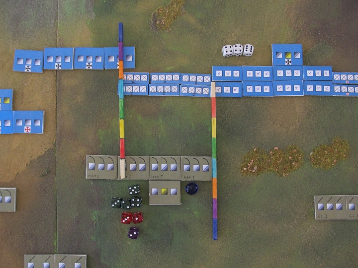 IMG_6182.JPG - Im zweiten Fernkampf fast das gleiche Bild, nur schlimmer. Die BG der I. Mameluken trifft nur 1x die II. Speerkämpfer, wird aber mit drei Treffern der Armbrustschützen belegt. Vier Basen sind im Schußwinkel, 2 W für die vorderen zwei, 1 Würfel für 2 Basen der zweiten Reihe. Der CT geht schief (4 - daher blauer Marker, die Moral fällt auf erschüttert) und der DR reicht mit 2 (+2 wegen FK)