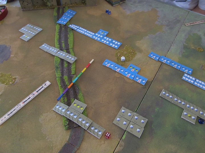 IMG_6184.JPG - ..doch die einreihige Kavallerie weicht mit 5+2 BE aus. Die Ritter verfolgen mit nur 2 BE (4-2 wegen dem 1er Wurf)