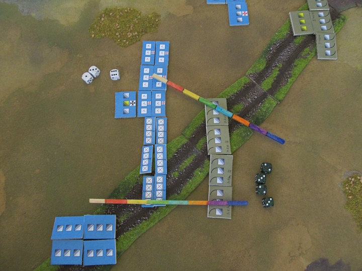 IMG_6185.JPG - Nun schießen die Armbrustschützen. Ein Treffer mit 6, gegen 0 der III. Mameluken. Nix passiert.